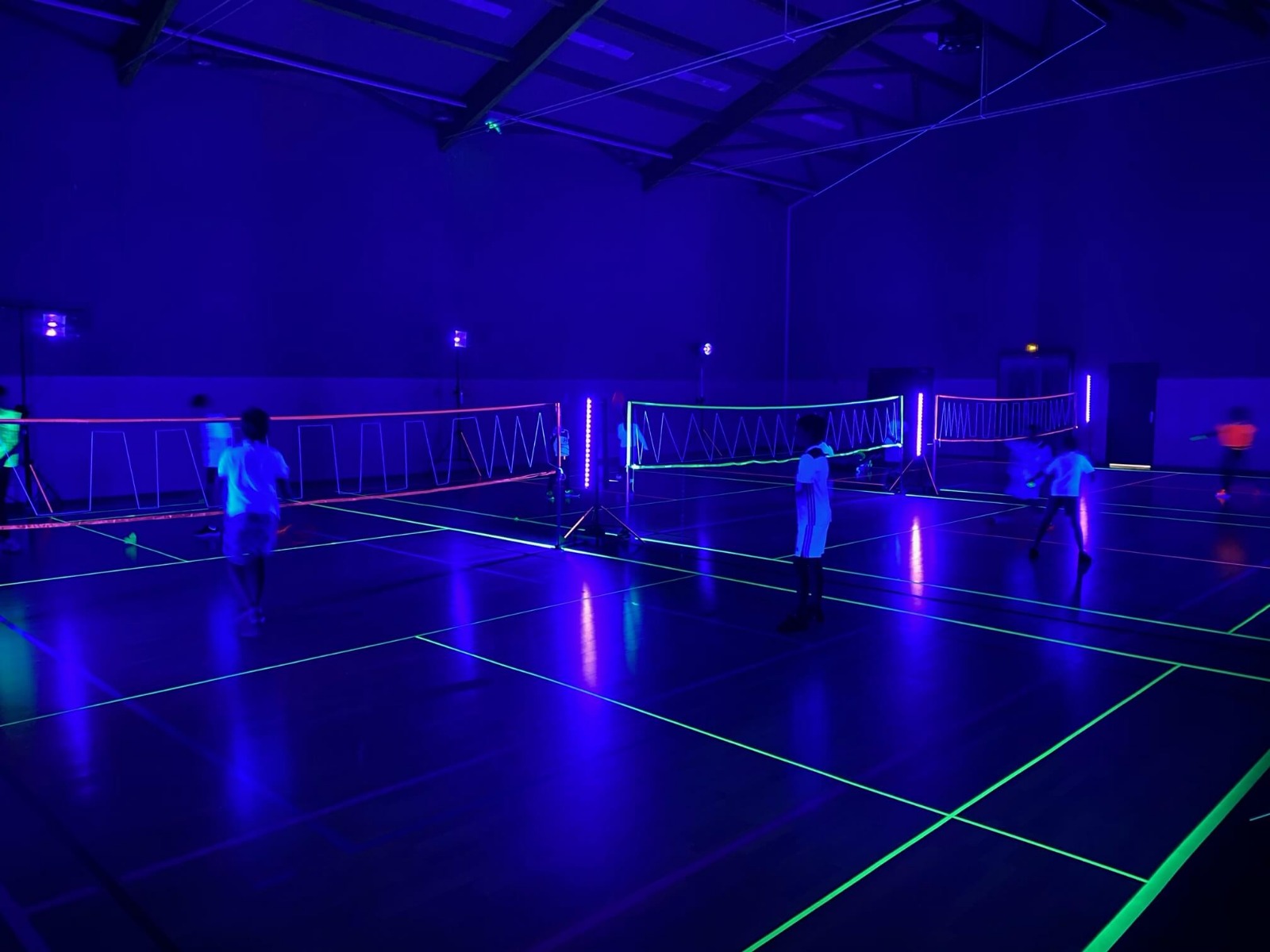 Un évènement sportif sous lumière noire : le Badminton fluo