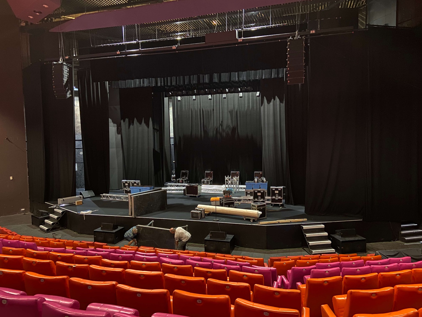 Montage du matériel lumière et scène dans la salle des congrès 3C