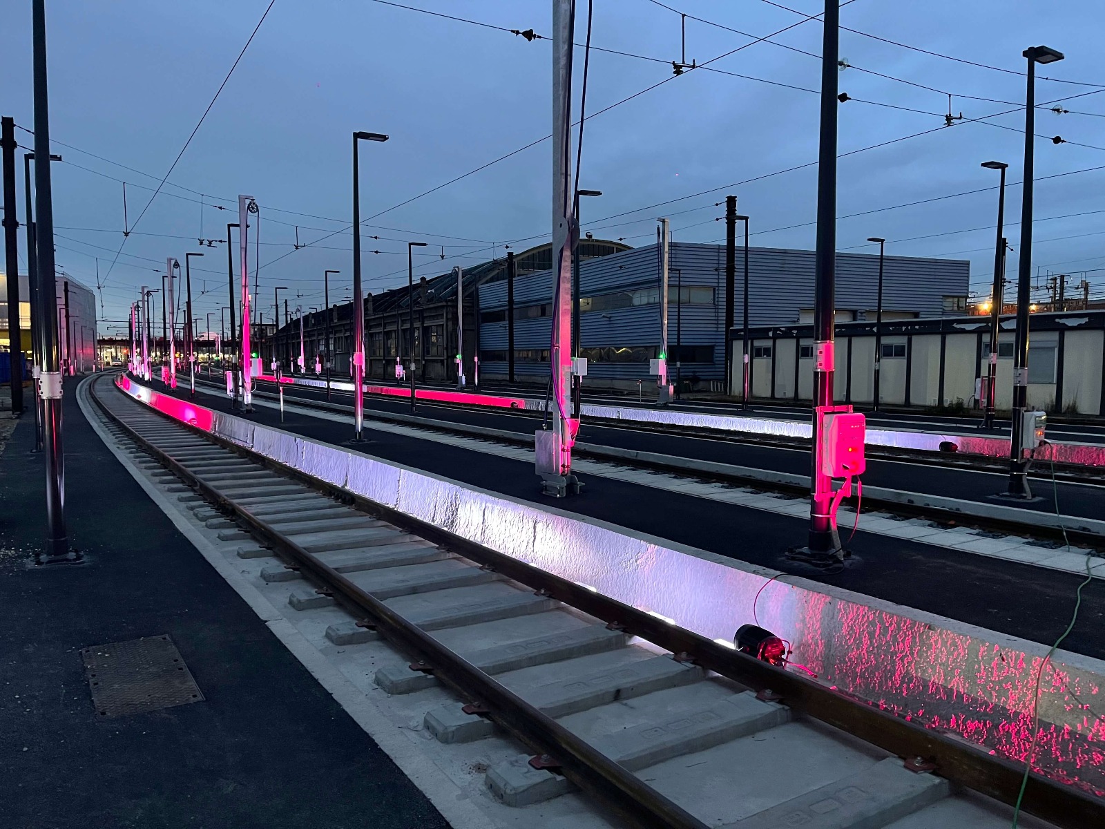 Eclairage avec projecteurs IP des voies ferrées de la SNCF à Croix-Barret